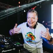 Rezidens DJ: Juhász Laci